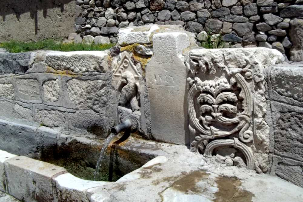 B&uuml;y&uuml;knefes K&ouml;y&uuml; &Ccedil;eşmesi